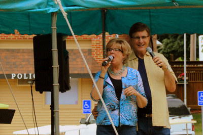 singing at the T-bone festival