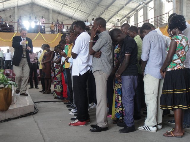 Sunday service prayer time at l'Arche de l'Alliance AG in Kinshasa